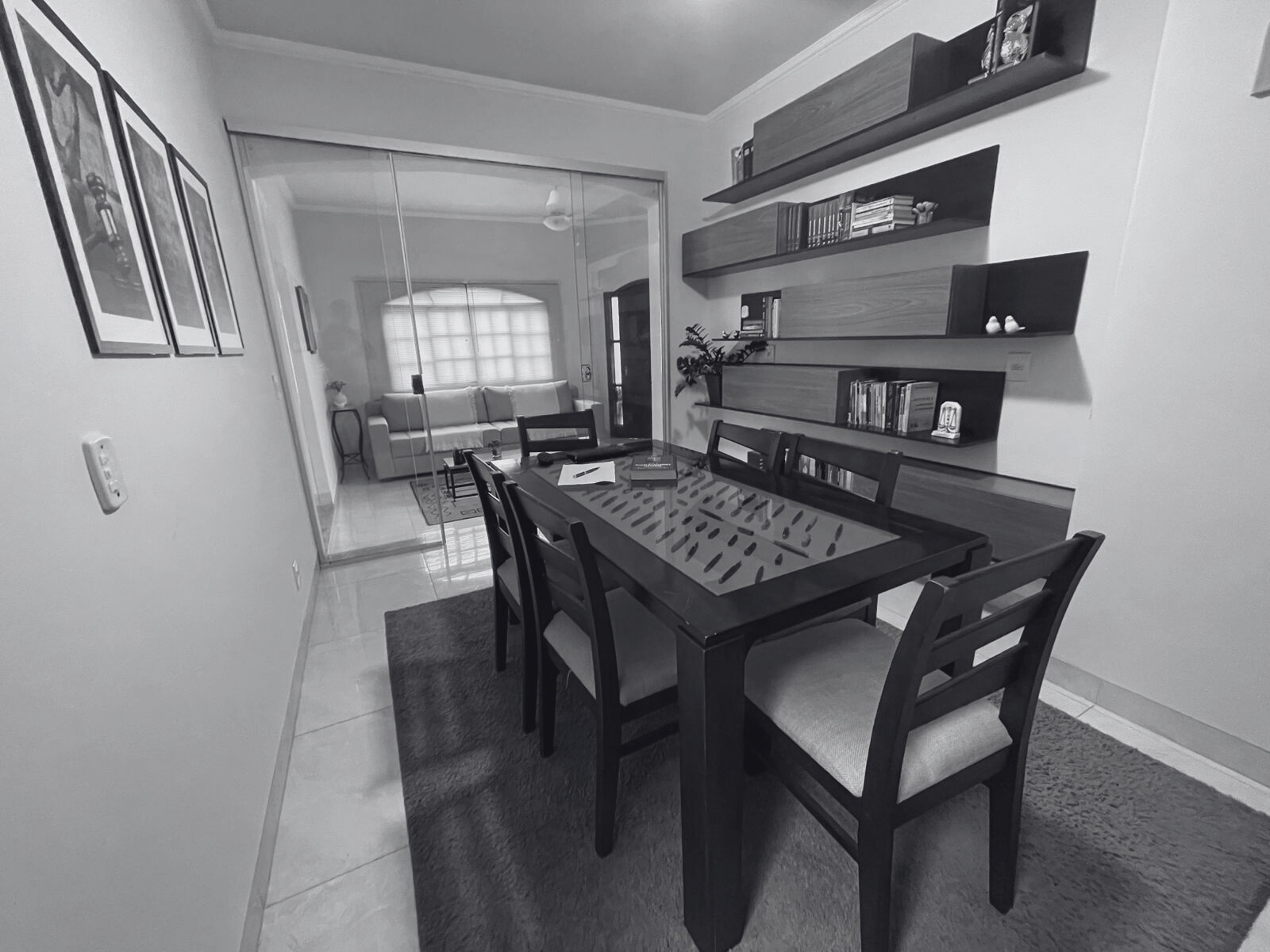 Sala de Reunião - Preto e Branco.png