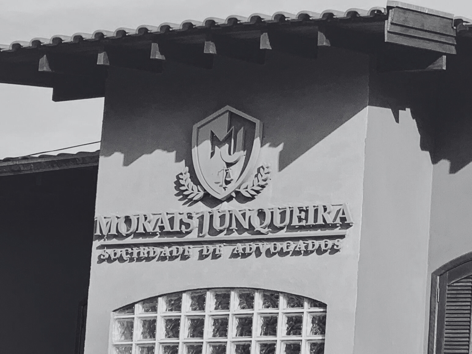 Faixada Logo - Preto e Branco.png